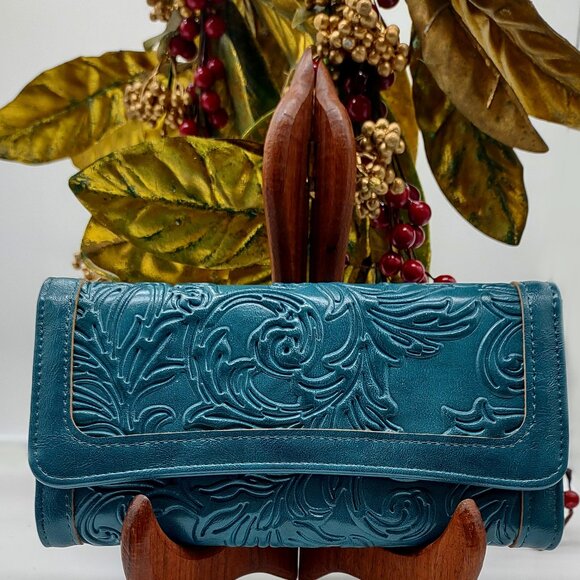 Women's Leather RFID Blocking Trifold Wallet with Embossed Design - Picture 1 of 6